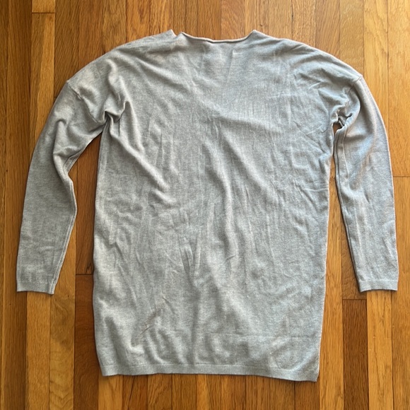 NWT Dove grey V neck lightweight soft knit sweater, medium - Picture 3 of 3